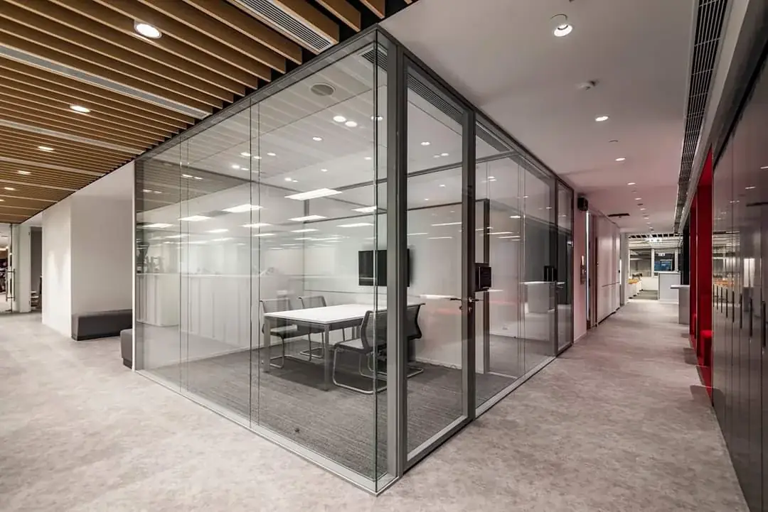 Sala com divisórias de vidro e persianas