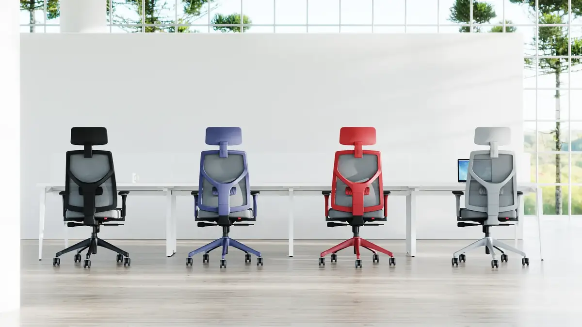 Linha de cadeiras Yon coloridas em sala de reunião