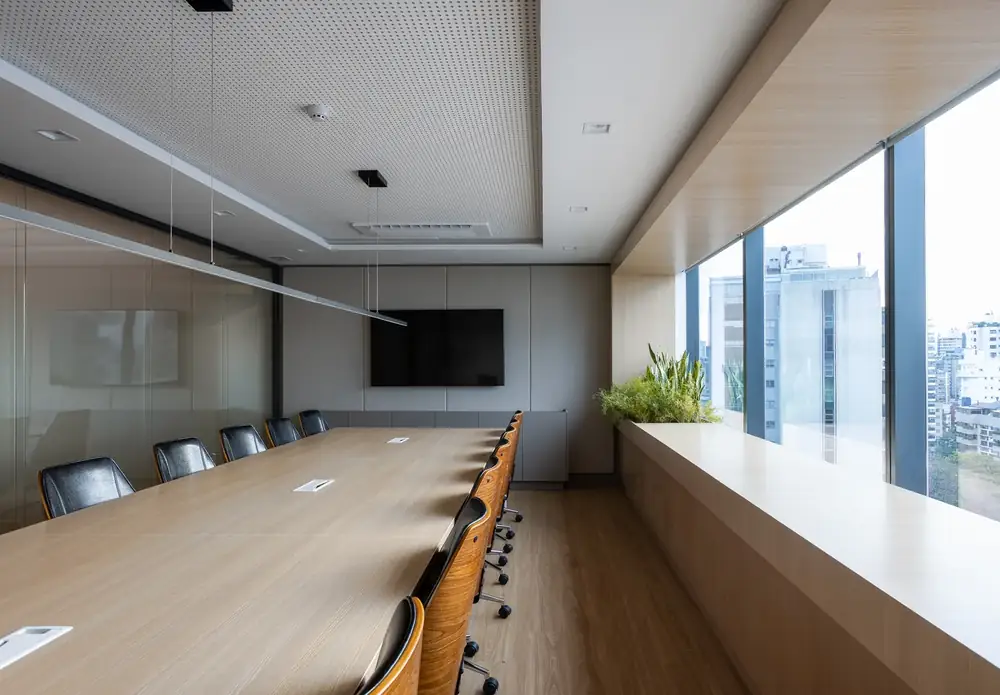 Sala de reunião ampla com iluminação natural