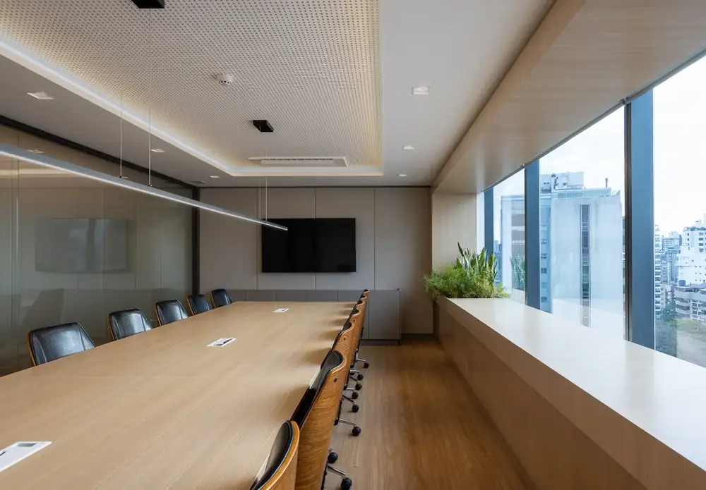 Sala de reunião com paisagem urbana ao fundo