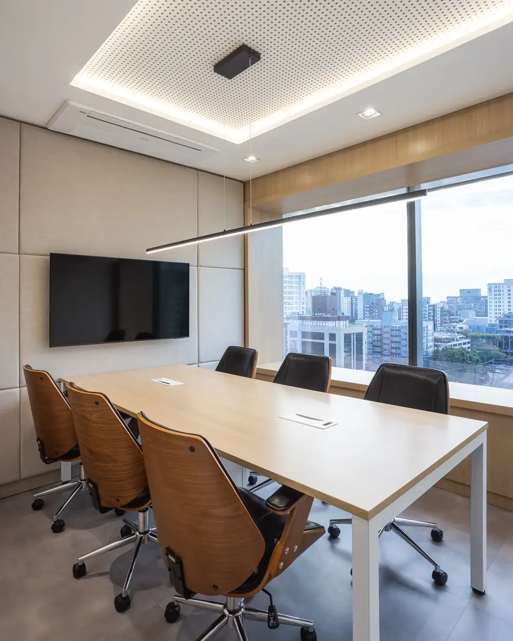 Sala de reunião reservada com painel de TV